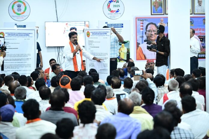उप मुख्यमंत्री विजय शर्मा गन्ना किसानों को संबोधित करते हुए