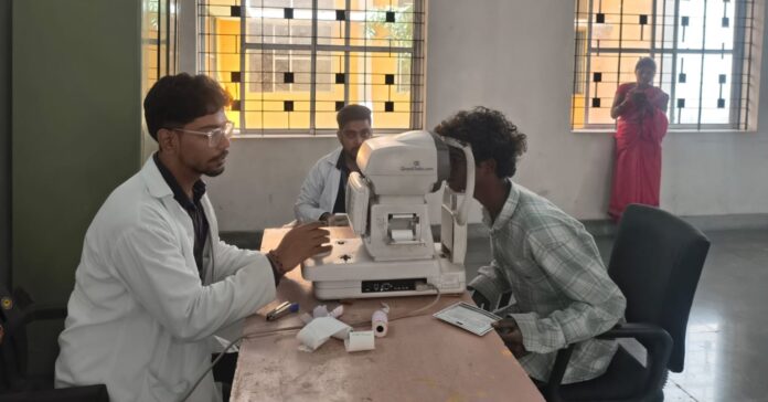 नेत्र जांच करते तस्वीर
