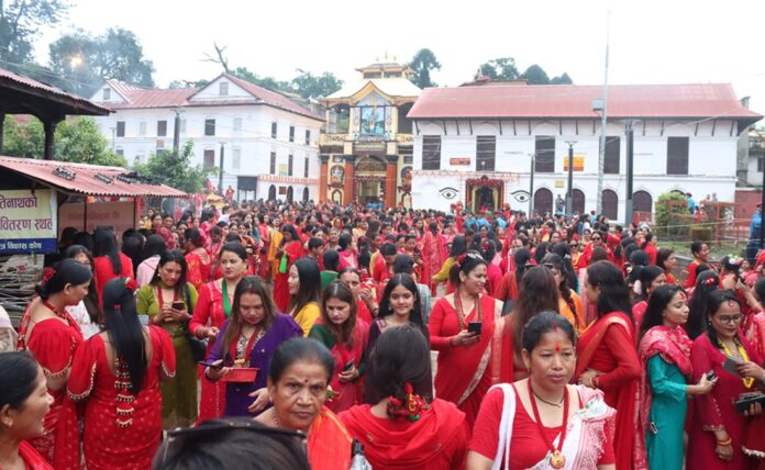 काठमांडू के पशुपतिनाथ मंदिर में तीज पर महिला श्रद्धालुओं की उमड़ी भीड़