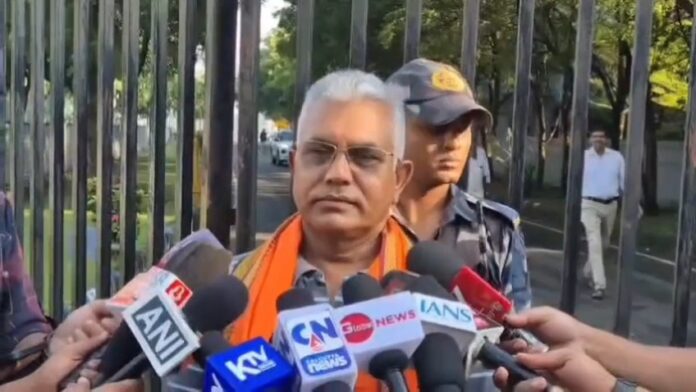 पत्रकारों से बात करते दिलीप घोष