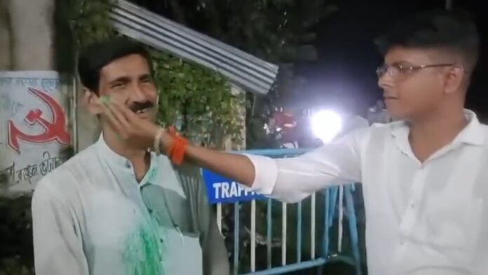 नेता को हर गुलाल लगाते भाजपा नेता