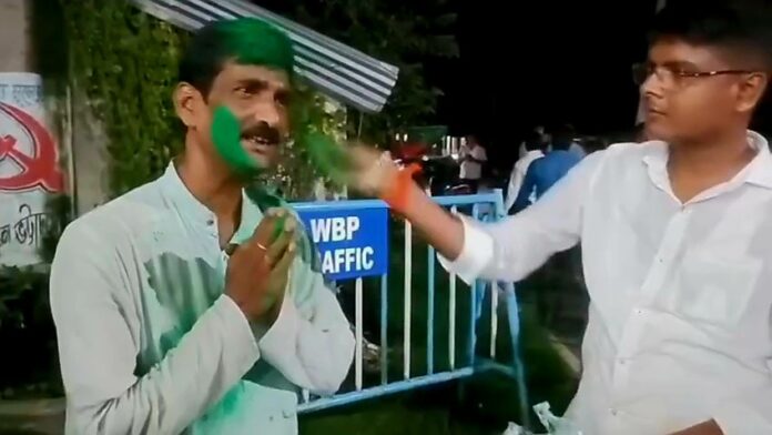 तृणमूल नेता को हर गुलाल लगाते भाजपा नेता