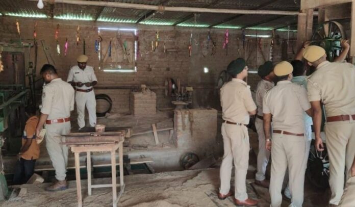 छापामारी करती पुलिस