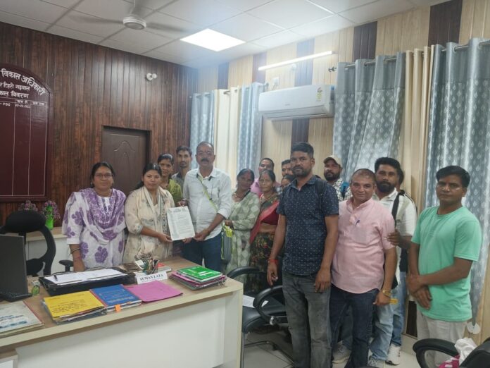 फोटो-14एनटीएच02 कीर्तिनगर में बीडीओ के माध्यम से सीएम को ज्ञापन भेजते ग्राम प्रधान।
