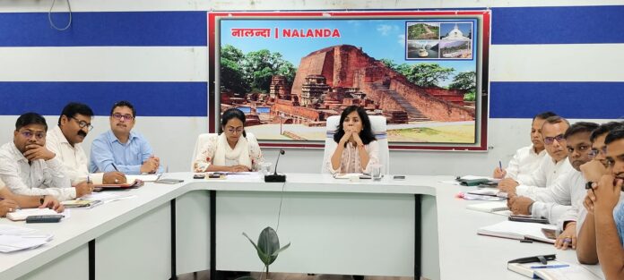 कार्यों की समीक्षा करते डीएम