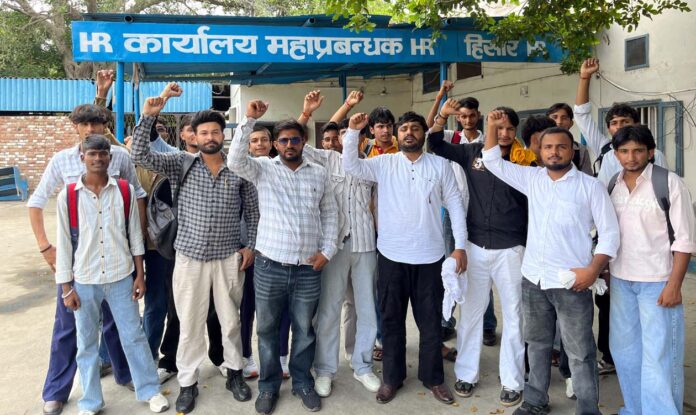 जीएम कार्यालय के समक्ष प्रदर्शन करते छात्र।