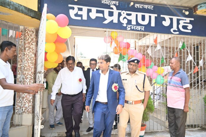 निरिक्षण करते न्यायायमूर्ति