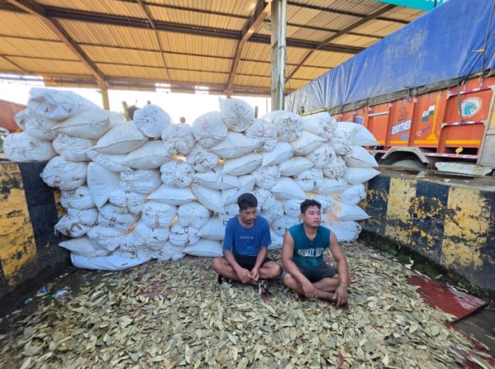 2,070 किलो संदिग्ध पोस्ता दाना के साथ गिरफ्तार आरोपितों की तस्वीर।