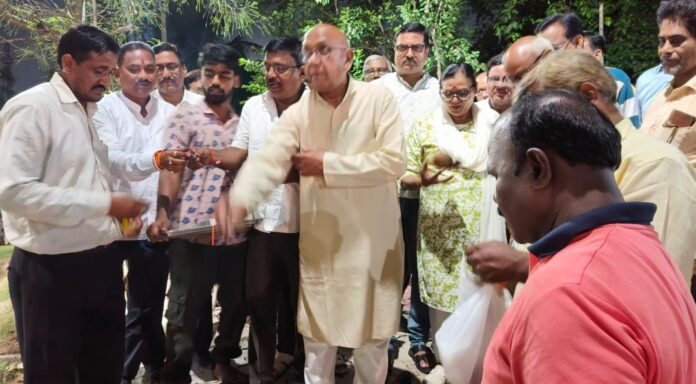 सोलर एलईडी लाइट लगाने के कार्यक्रम का उद्घाटन करते विधायक सरयू
