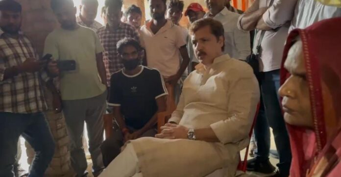 पूर्व सांसद धनंजय सिंह पीड़ित परिवार से बातचीत करते हुए