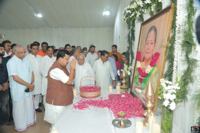 श्रद्धांजलि अर्पित करते हुए नितिन नवीन
