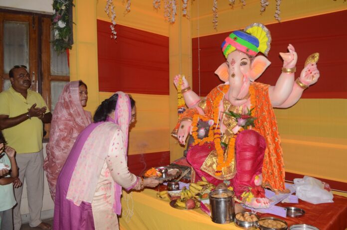 पूजन करती नगर पालिका अध्यक्ष