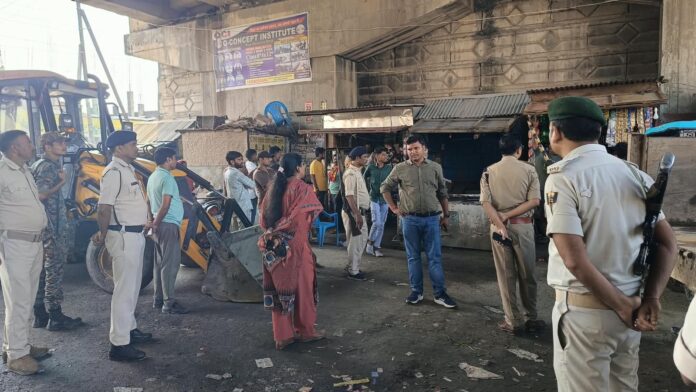 अररिया फोटो:एसडीओ और अन्य पुलिस अधिकारी