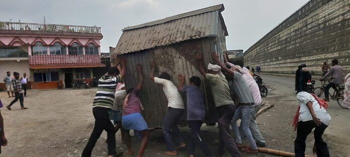 अररिया फोटो:गुमटी ले जाते दुकानदार