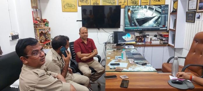 अररिया फोटो:शोरूम के मालिक के साथ एसडीपीओ और अन्य पुलिस अधिकारी
