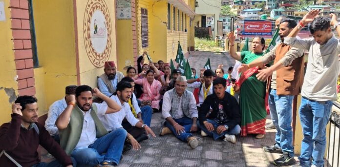 ज्योतिर्मठ की स्वास्थ्य व्यवस्थाओं को लेकर धरना देते यूकेडी कार्यकर्ता।