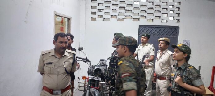 अररिया फोटो:शोरूम में पुलिस