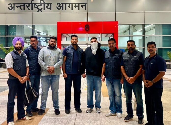 पंजाब पुलिस के एजीटीएफ अधिकारी करमवीर काे डिपाेर्ट करवाकर लाते हुए