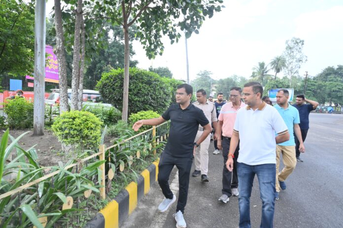 निगमायुक्त ने सिविल लाइन, घंटाघर और मालगोदाम चौक का किया औचक निरीक्षण