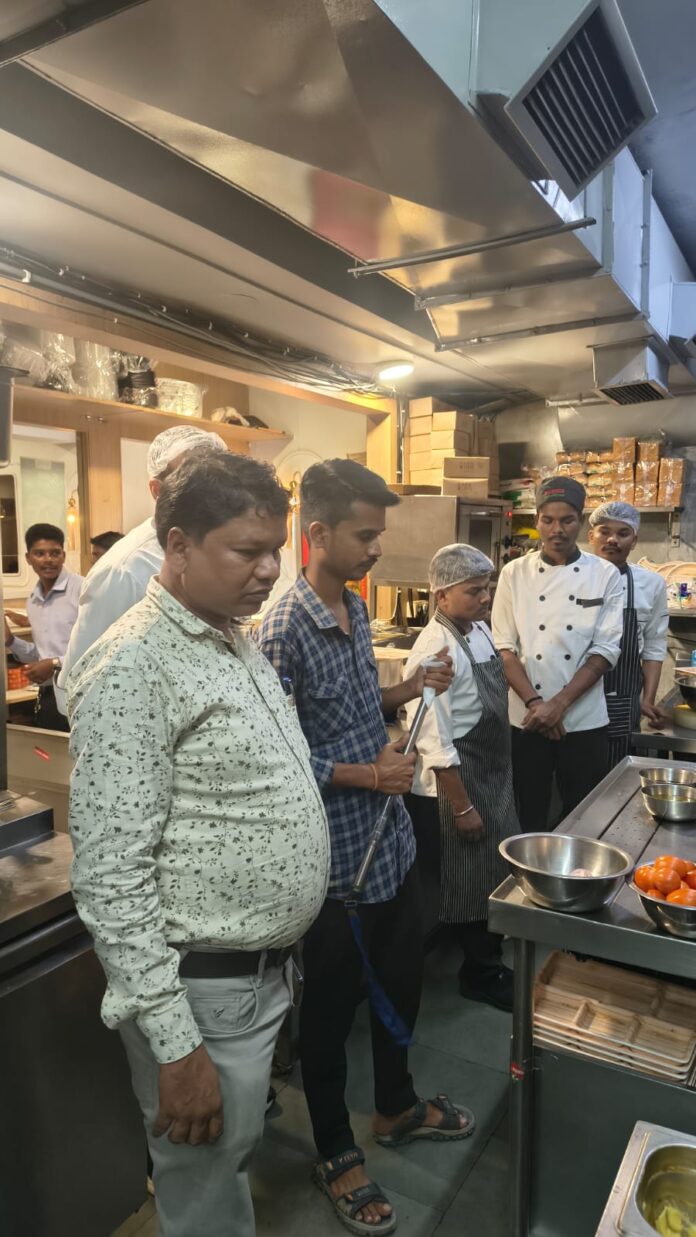 खाद्य सुरक्षा अधिकारियों ने की रेस्टोरेंट की जांच. बासी खाद्य सामग्री पाये जाने पर लिए सेम्पल.