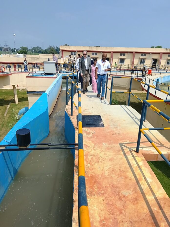 वाटर ट्रीटमेंट प्लांट का निरीक्षण करते डेनमार्क के राजदूत रासमुस अबिल्डगार्ड क्रिस्टेंसन व अन्य।
