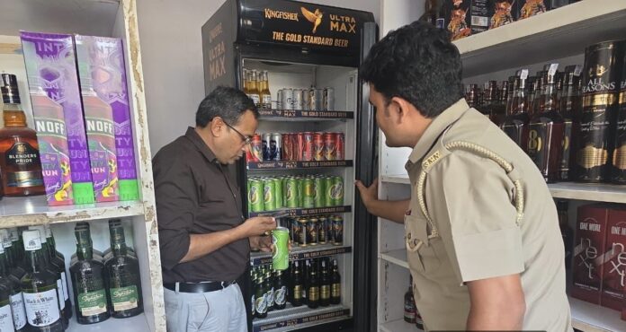 अवैध मदिरा के खिलाफ कार्रवाई के दौरान जांच करते आबकारी विभाग के अधिकारी और कर्मचारी।