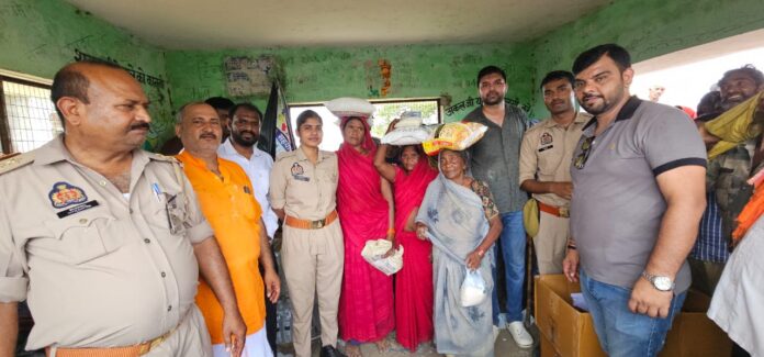मुरादाबाद की सामाजिक संस्थाओं ने चित्रकूट बाढ़ पीड़ितों तक पहुंचाई राहत सामग्री