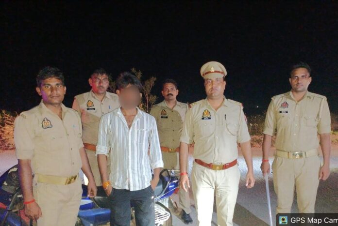 पुलिस के साथ युवक