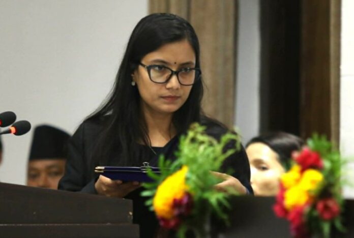 संसद में सम्झौता पेश करती कानून मंत्री साेविता गौतम