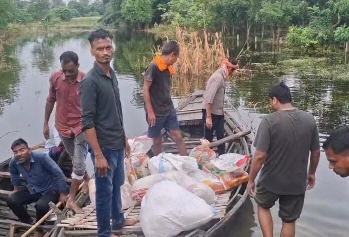 पीड़ितों के लिए राशन ले जाते समाजसेवी