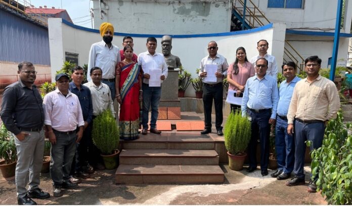 टाटा पिगमेंट वर्कर्स यूनियन और कंपनी प्रबंधन के बीच समझौते में दोनों पक्षों के लोग