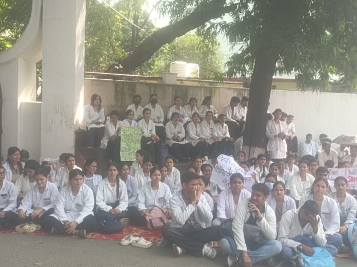 डाक्टर की हड़ताल sathgit