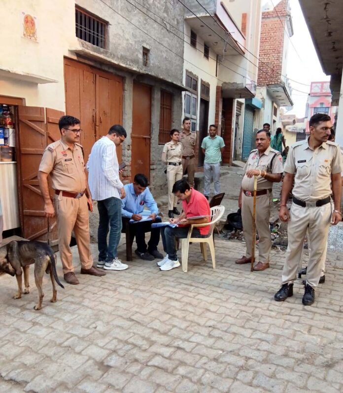 मौके पर जांच करते बिजली निगम व पुलिस की टीम।