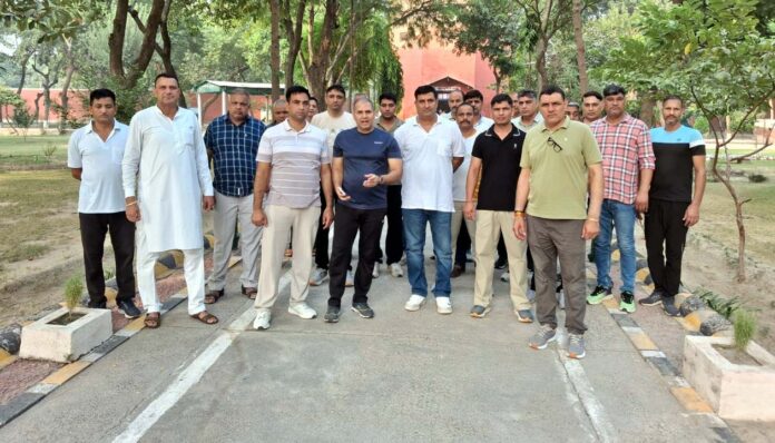 जेल का निरीक्षण करते आती पुलिस टीम।