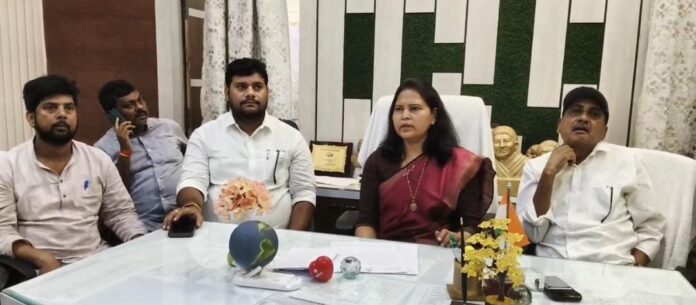 प्रेस वार्ता करतीं मेयर