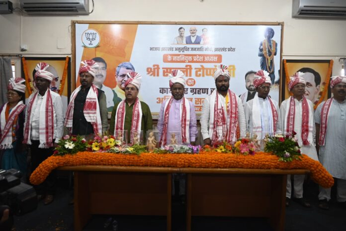 पदभार ग्रहण की तसवीर