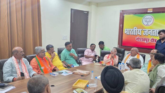 भाजपा के प्रदेश प्रभारी विनोद तावड़े के गोरखपुर प्रवास की तैयारियों को लेकर क्षेत्रीय अध्यक्ष विनोद राय की अध्यक्षता में हुई बैठक में मौजूद पदाधिकारी।