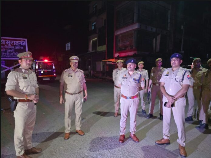 फोटो। रात्रि चेकिंग करते अपर पुलिस अधीक्षक आलोक मिश्रा