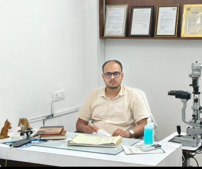 Fotos । जानकारी देते हुए डाक्टर शादाब