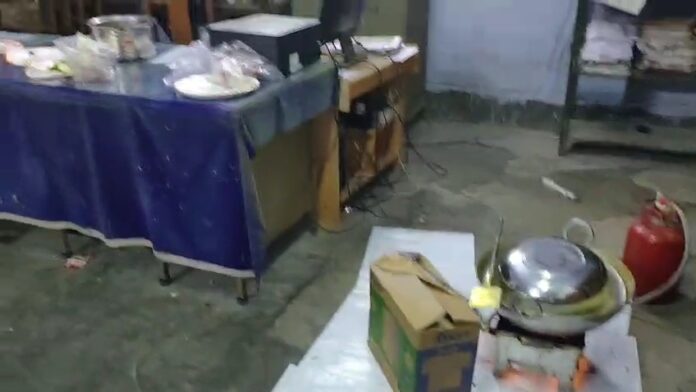 पिकनिक मनाते अधिकारियों