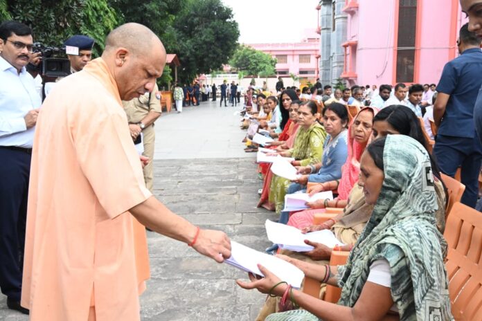 गोरखपुर में जनता दर्शन करते माननीय मुख्यमंत्री योगी आदित्यनाथ जी