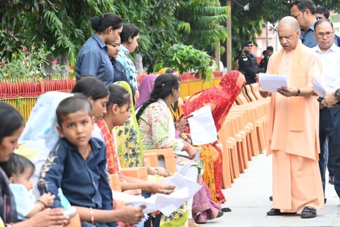 Photo caption: गोरखपुर में जनता दर्शन करते माननीय मुख्यमंत्री योगी आदित्यनाथ जी