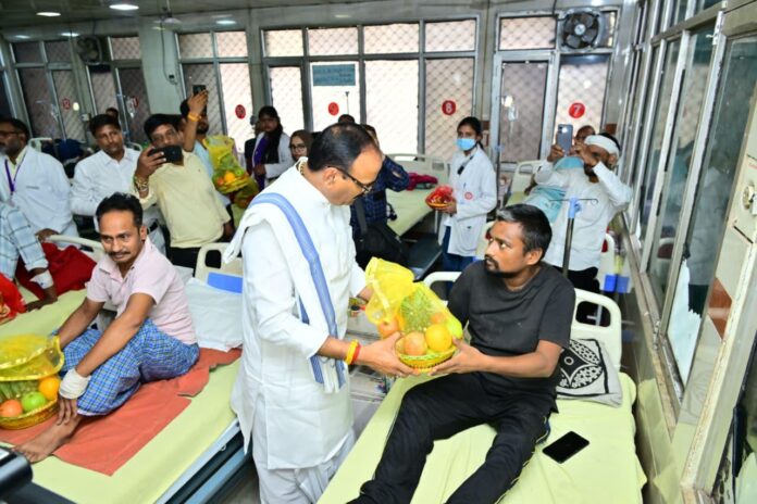 सिविल अस्पताल में मरीजों को फल वितरित करते बृजेश पाठक