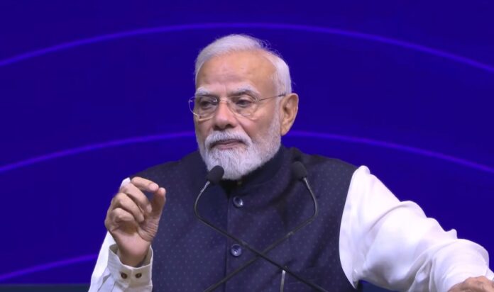 प्रधानमंत्री नरेन्द्र मोदी गुरुवार को यहां यशोभूमि में सेमीकोन इंडिया 2026 का उद्घाटन करने के बाद संबोधित करते हुए