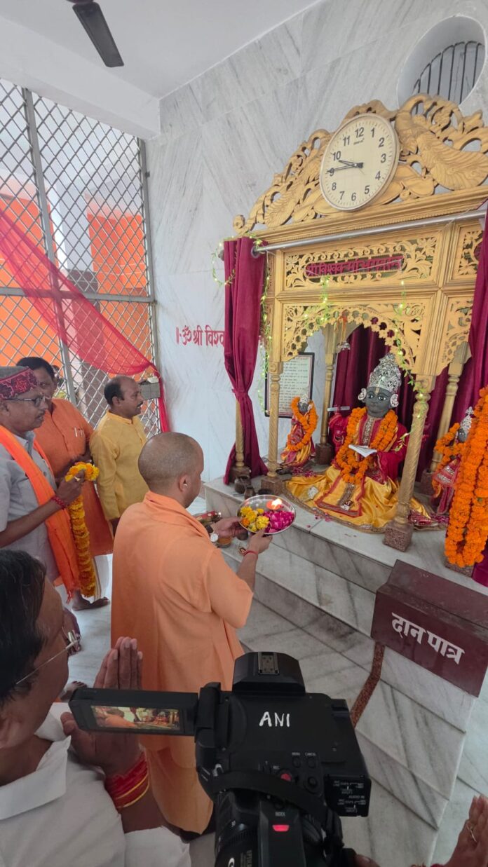 श्री विश्वकर्मा पंचायत मंदिर में भगवान विश्वकर्मा की पूजा-अर्चना करते मुख्यमंत्री योगी आदित्यनाथ।