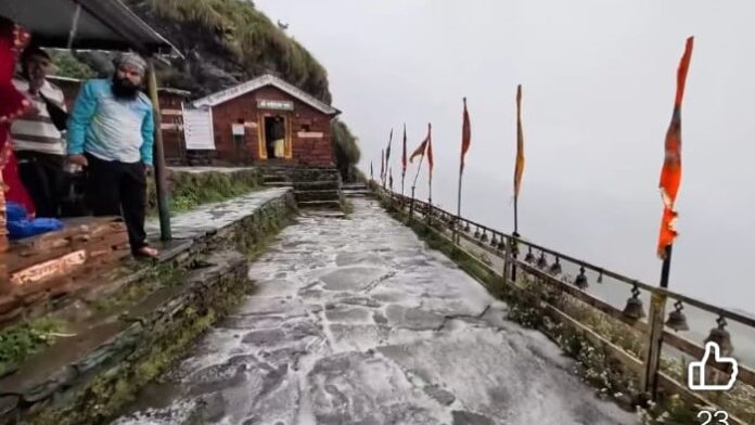 रूद्रनाथ में बर्फवारी का नजारा।