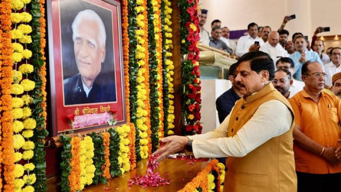 पूर्व विधानसभा अध्यक्ष स्व. श्रीनिवास तिवारी को पुष्पांजलि की अर्पित करते हुए मुख्यमंत्री डॉ. मोहन यादव