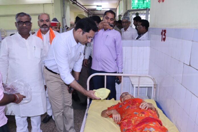 मोदी जी को जन्मदिन पर फल वितरण करते हुए जिलाधिकारी सैमुअल पाल एन
