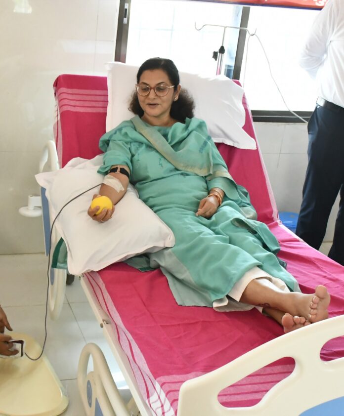 कलेक्टर ने किया रक्तदान।