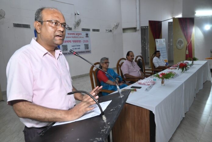 इलाहाबाद विश्वविद्यालय के कला संकाय में आयोजित राजभाषा पखवाड़ा कार्यक्रम को संबोधित करते हुए प्रो.अजय जैतली की फोटो